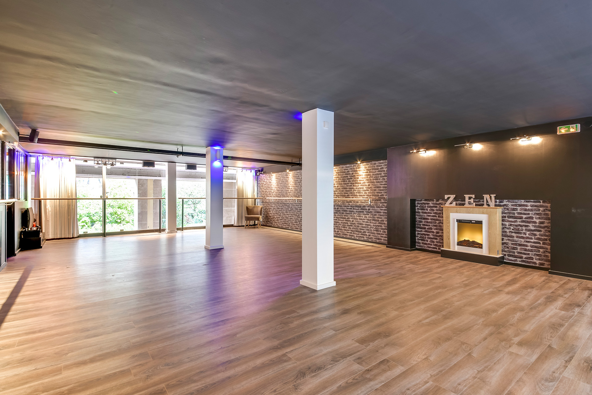 photo du studio de pilates à boulogne grande salle de bien être eclairée